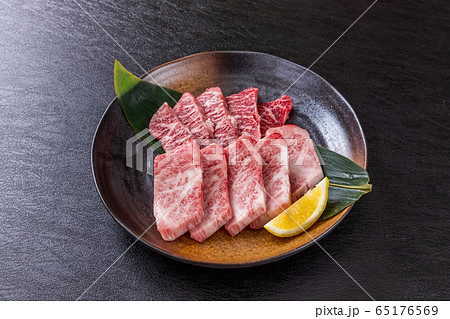和牛で焼肉　Japanese style luxury grilled beef 65176569