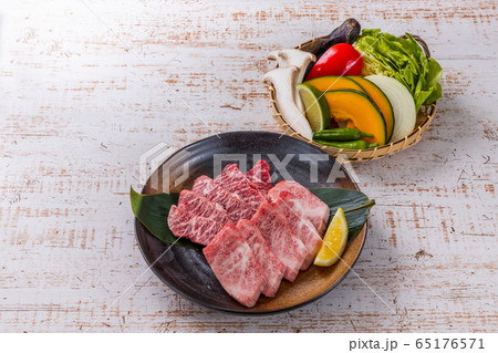 和牛で焼肉 Japanese style luxury grilled beef 和牛で焼肉 Japanese style luxury grilled beef 65176571