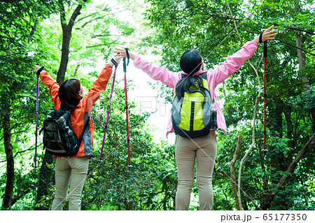 登山 女性 山ガール トレッキング 山登り 山 アウトドア ハイキングの写真素材