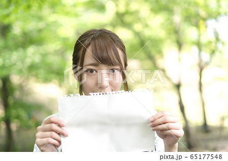 ノートの紙でメッセージを伝える女性 ノートの紙でメッセージを伝える女性 65177548