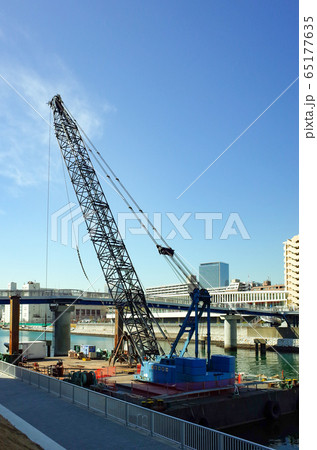 超大型ショベルカー 海用クレーン重機の写真素材