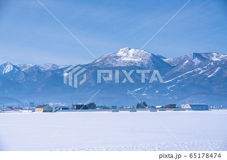 《北海道》中富良野町・北海道の雪景色 65178474