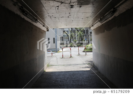 道路下の歩道のトンネル 道路下の歩道のトンネル 65179209