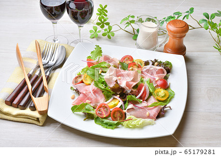 生ハム（イタリア産パンチェッタ、生ベーコン、豚肉生ハム）とベビーリーフ、ミニトマトのサラダ。赤ワイン 65179281