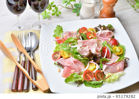 生ハム（イタリア産パンチェッタ、生ベーコン、豚肉生ハム）とベビーリーフ、ミニトマトのサラダ。赤ワイン 65179282