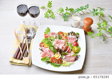 生ハム（イタリア産パンチェッタ、生ベーコン、豚肉生ハム）とベビーリーフ、ミニトマトのサラダ。赤ワイン 65179285