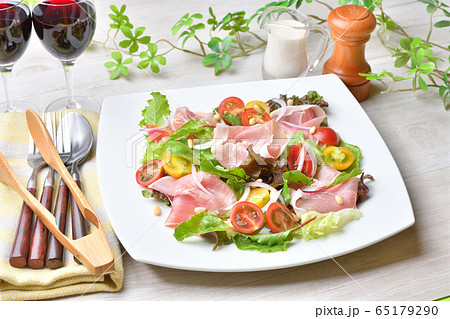生ハム（イタリア産パンチェッタ、生ベーコン、豚肉生ハム）とベビーリーフ、ミニトマトのサラダ。赤ワイン 65179290