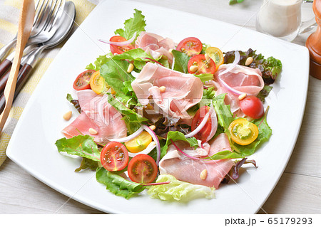 生ハム(イタリア産パンチェッタ、生ベーコン、豚肉生ハム)とベビーリーフ、ミニトマトのサラダ。赤ワイン 生ハム(イタリア産パンチェッタ、生ベーコン、豚肉生ハム)とベビーリーフ、ミニトマトのサラダ。赤ワイン 65179293