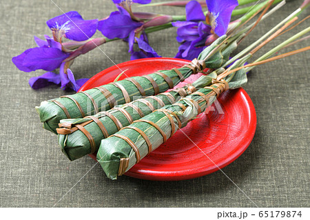 和菓子、端午の節句の供物「ちまき（お団子の笹の葉包み）」花菖蒲（アヤメ）と。 65179874