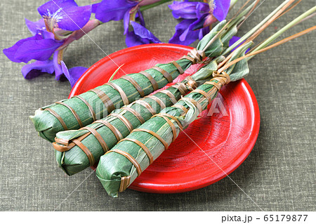 和菓子、端午の節句の供物「ちまき（お団子の笹の葉包み）」花菖蒲（アヤメ）と。 65179877
