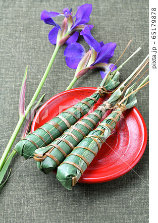 和菓子、端午の節句の供物「ちまき（お団子の笹の葉包み）」花菖蒲（アヤメ）と。 65179878