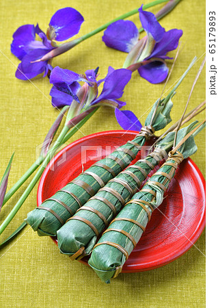 和菓子 端午の節句の供物 ちまき お団子の笹の葉包み 花菖蒲 アヤメ と の写真素材
