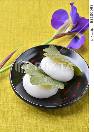 和菓子、端午の節句の供物「柏餅（かしわ餅）」花菖蒲（アヤメ）と。 65180095