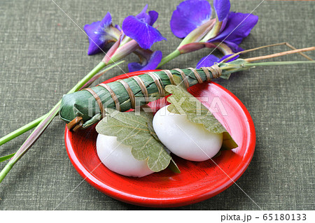和菓子 端午の節句の供物 柏餅 かしわ餅 ちまき 花菖蒲 アヤメ と の写真素材