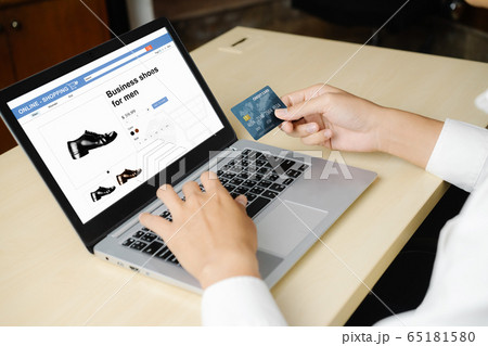 Young man use credit card for online shopping 65181580