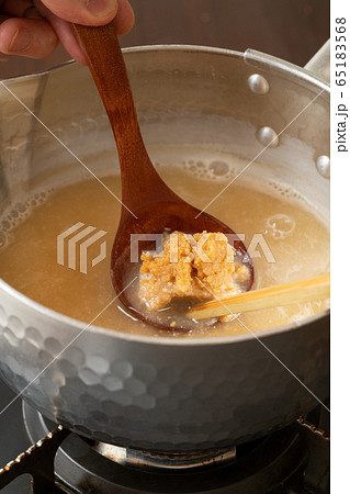 味噌汁を作る 味噌汁を作る 65183568