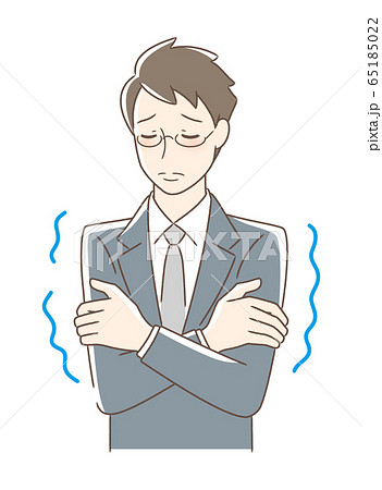 寒気を感じて震える男性 寒気を感じて震える男性 65185022
