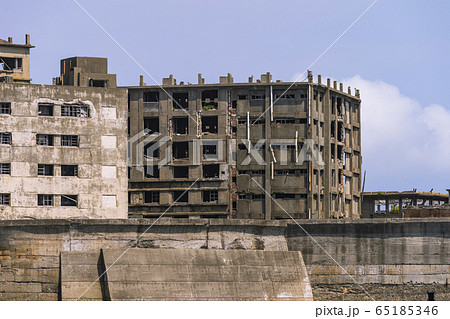 長崎の世界遺産軍艦島の荒廃した世界 65185346