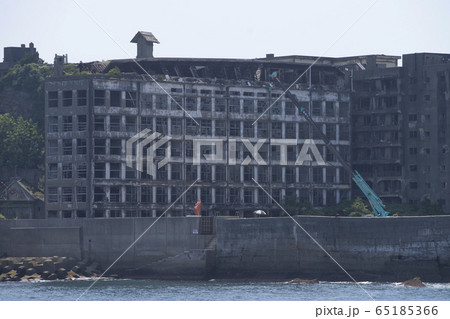 長崎の世界遺産軍艦島の荒廃した世界 65185366