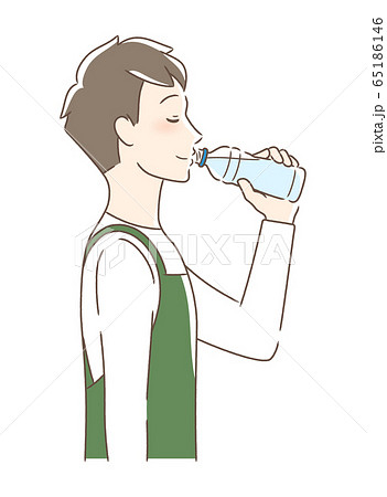 ペットボトルの水を飲む男性の横顔 65186146