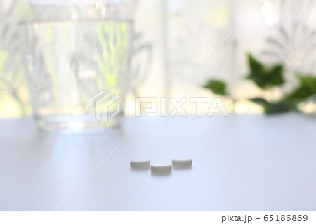 錠剤（３錠）とコップの水 65186869