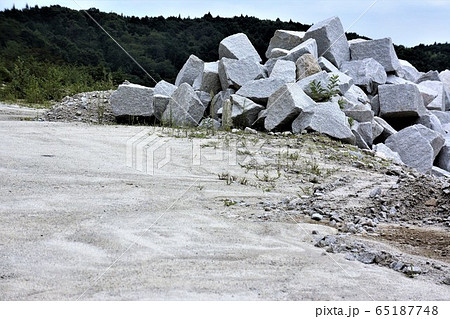茨城県笠閒 日本一の石切山脈 白い貴婦人 と言われるほど とても綺麗な稲田御影石の採石場の写真素材