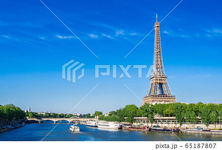 春のパリ　セーヌ川とエッフェル塔 65187807