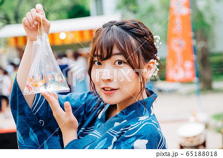 金魚を持つ浴衣の女の子 金魚を持つ浴衣の女の子 65188018