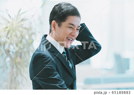 business　照れるビジネスマン 65189883