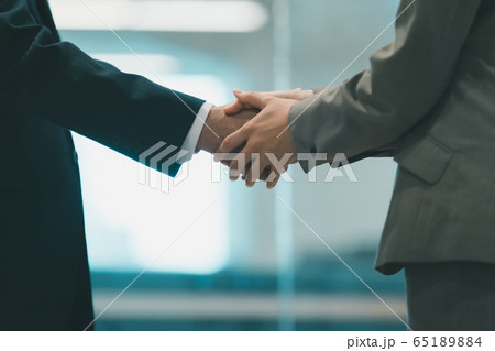 business　ビジネスウーマン  採用　握手 65189884