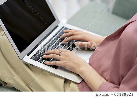 ノートパソコンを操作する女性の手元 65189923