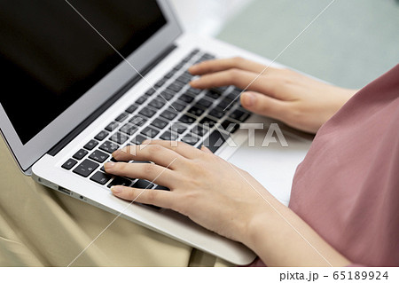 ノートパソコンを操作する女性の手元 ノートパソコンを操作する女性の手元 65189924