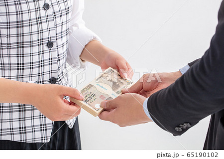銀行員が100万円のお金を渡している 給付金 money 融資 事業 借金 銀行員が100万円のお金を渡している 給付金 money 融資 事業 借金 65190102