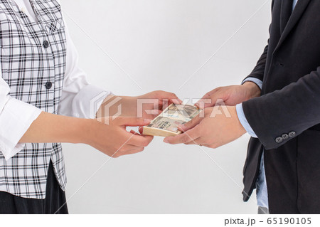 銀行員が100万円のお金を渡している　給付金　money 融資　事業　借金 65190105
