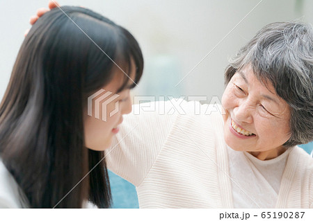 family　高校生の孫と祖母 65190287