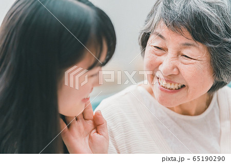 family 高校生の孫と祖母 family 高校生の孫と祖母 65190290