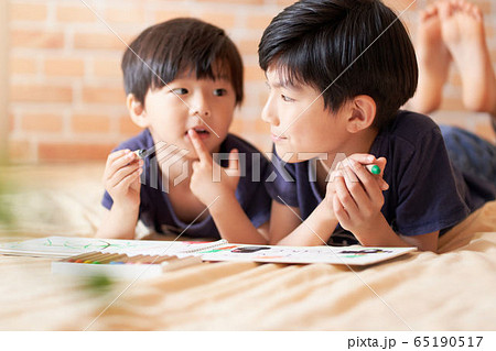 お絵かきをする男の子 65190517