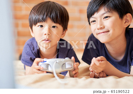 ゲームをする男の子 65190522