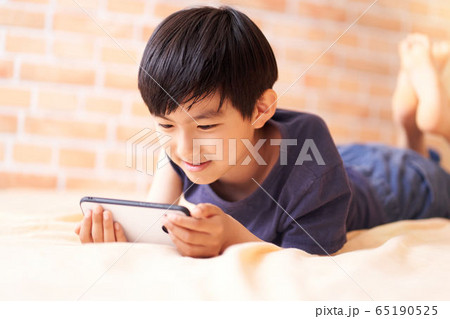 スマホを見る男の子 65190525