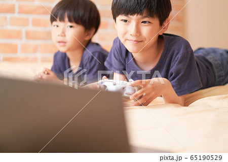 ゲームをする男の子 65190529