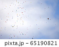 空に浮かぶ風船 65190821