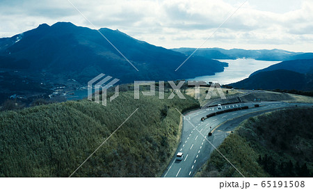 湖の峠道 山道 空撮 車 車道 俯瞰 65191508