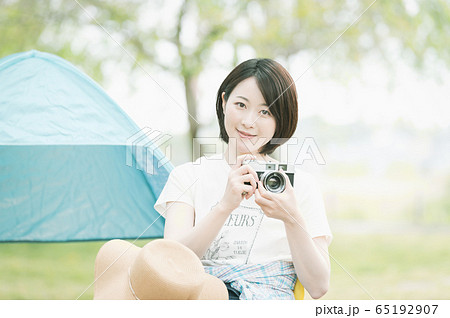 アウトドア　カメラ　女性 65192907