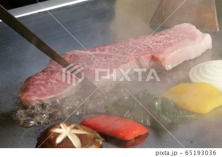 ステーキを焼くシーン ステーキを焼くシーン 65193036
