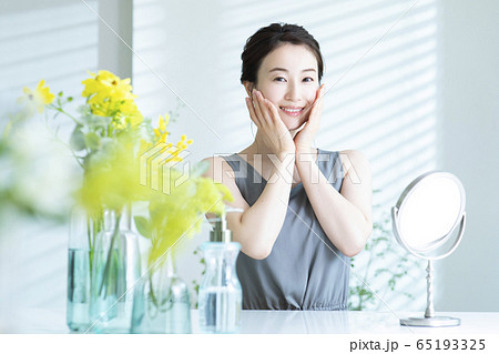 女性　美容　ビューティー　スキンケア 65193325