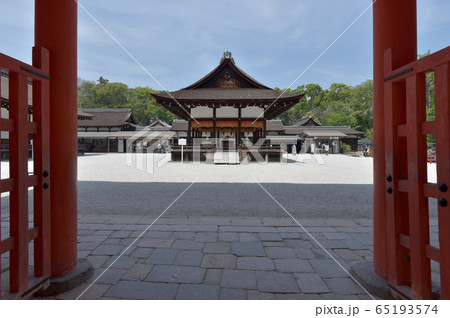 下鴨神社　楼門から舞殿を望む 65193574