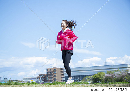 走る女性の写真素材