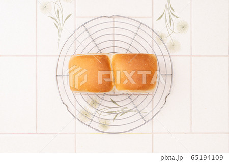 おうちでパン作り 山食を作る工程 5 型から出したパンを網の上で冷ますの写真素材