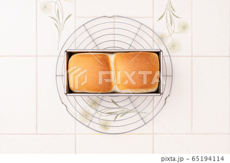 おうちでパン作り　山食を作る工程　4-焼きあがったパンを型から外す 65194114