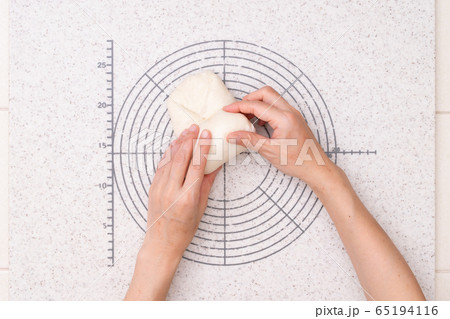 おうちでパン作り　山食を作る工程　2-生地を伸ばして丸め成型する。食パン型につめる 65194116